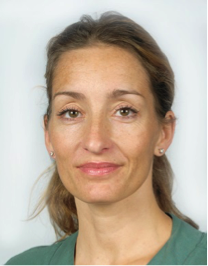 Profilbild på Johnna Sahlsten Schölin. Johnna är klädd i grön tröja.