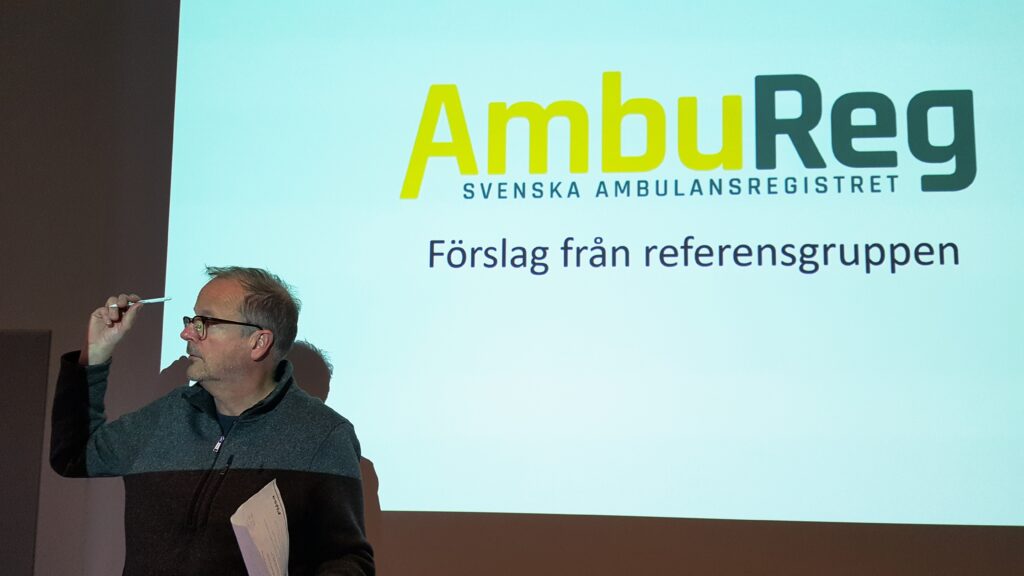Håkan Klementsson diskuterar förslag från Ambulansregistrets referensgrupp på Ambulansregistrets användardag 2022.