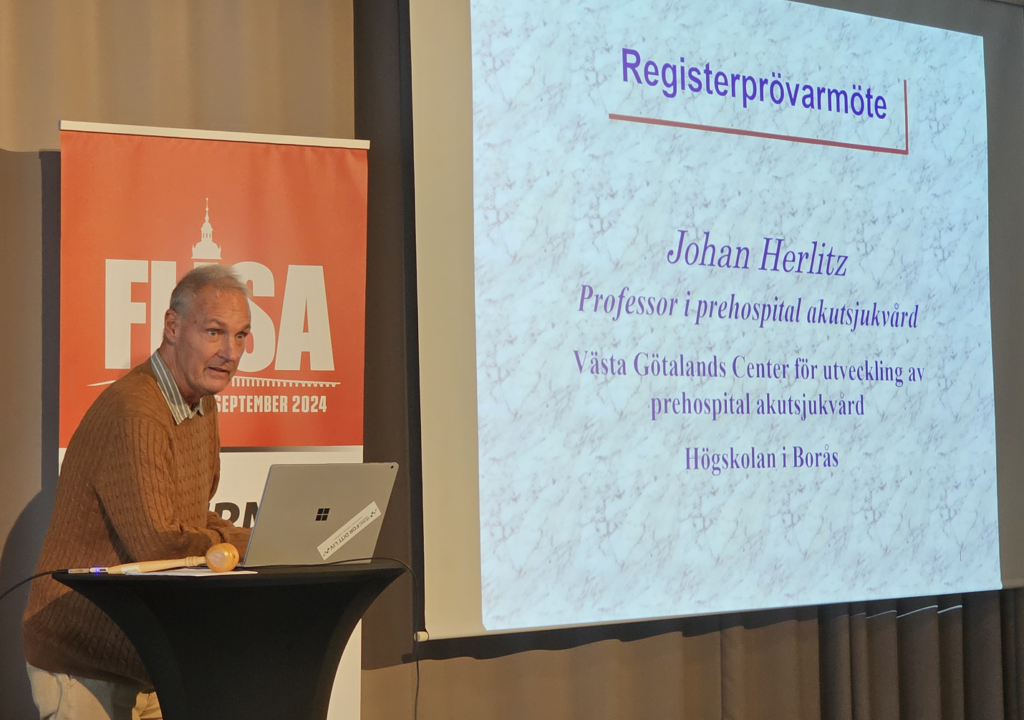 Johan Herlitz står på en scen och visar en presentation om kvalitetsindikatorer.