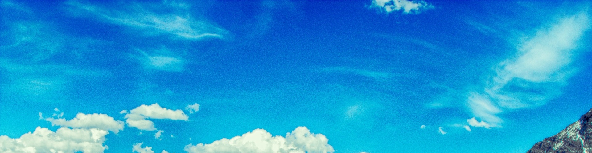 Blå himmel och några vita moln.