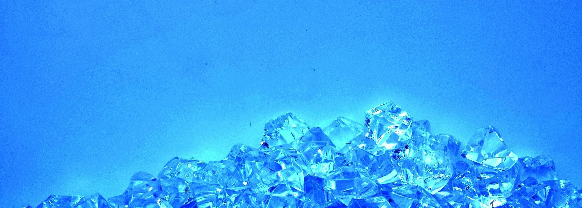 en hög av blåskimrande diamanter mot blå bakgrund.