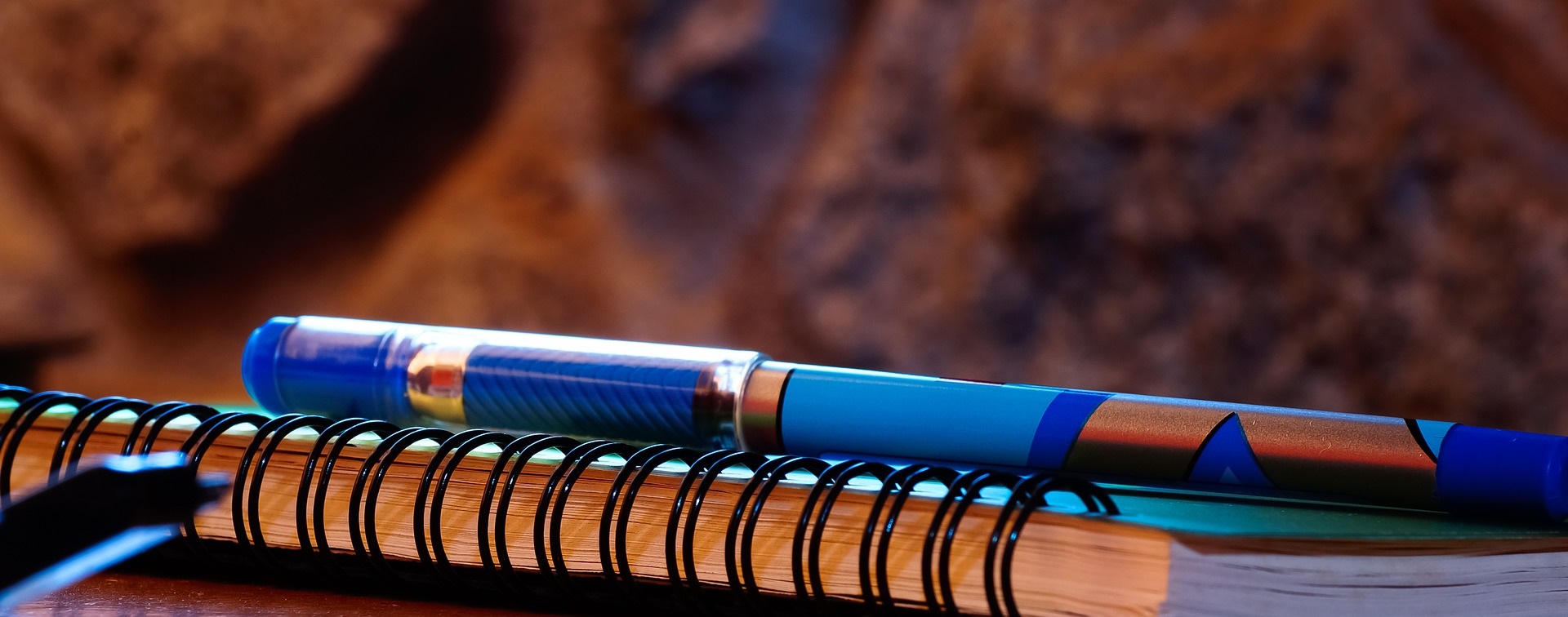 Blå penna på blå anteckningsbok.