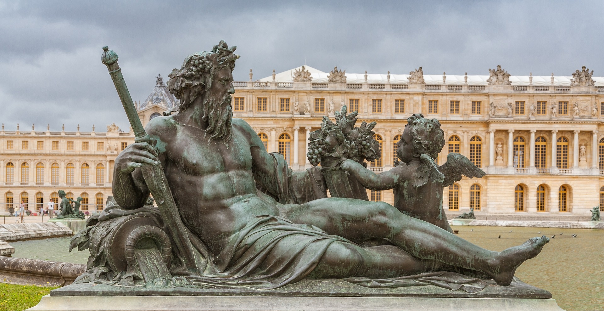 Staty av Poseidon liggandes vid damm.